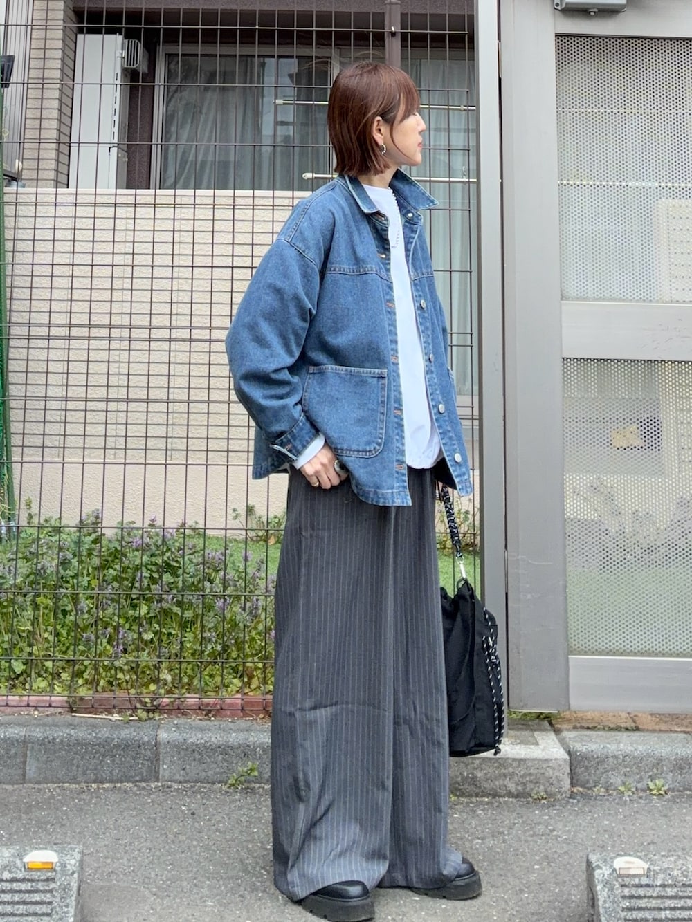 グレー系のその他パンツ、ホワイト系のTシャツ/カットソー、ブルー系のデニムジャケットを着用したレディースの春コーディネートの2枚目の写真