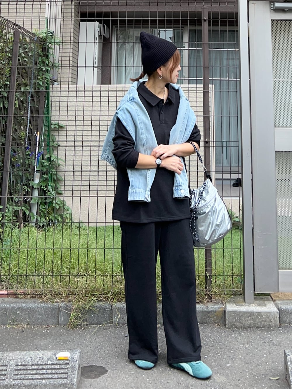 ブラック系のスウェット、ブラック系のスウェットパンツ、シルバー系のショルダーバッグを着用したレディースの秋コーディネートの2枚目の写真