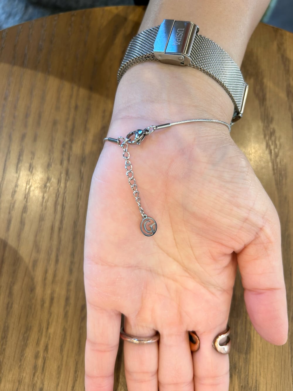 グリーン系のノーカラージャケット、グレー系のベスト、オレンジ系のトートバッグを着用したレディースの冬コーディネートの4枚目の写真