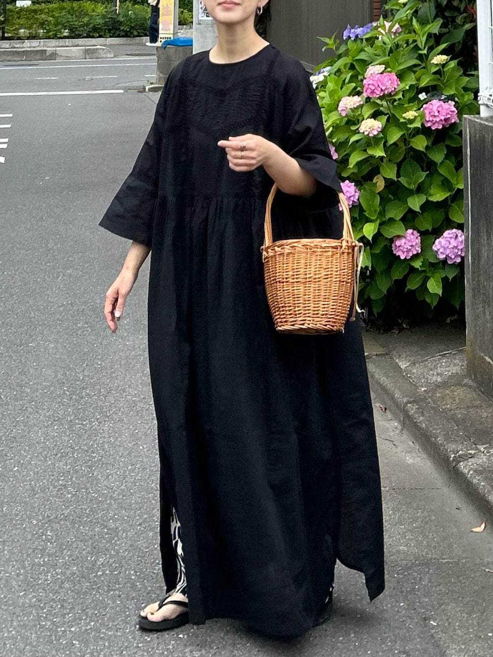 ブラック系のワンピースを着用したレディースの夏コーディネートの4枚目の写真