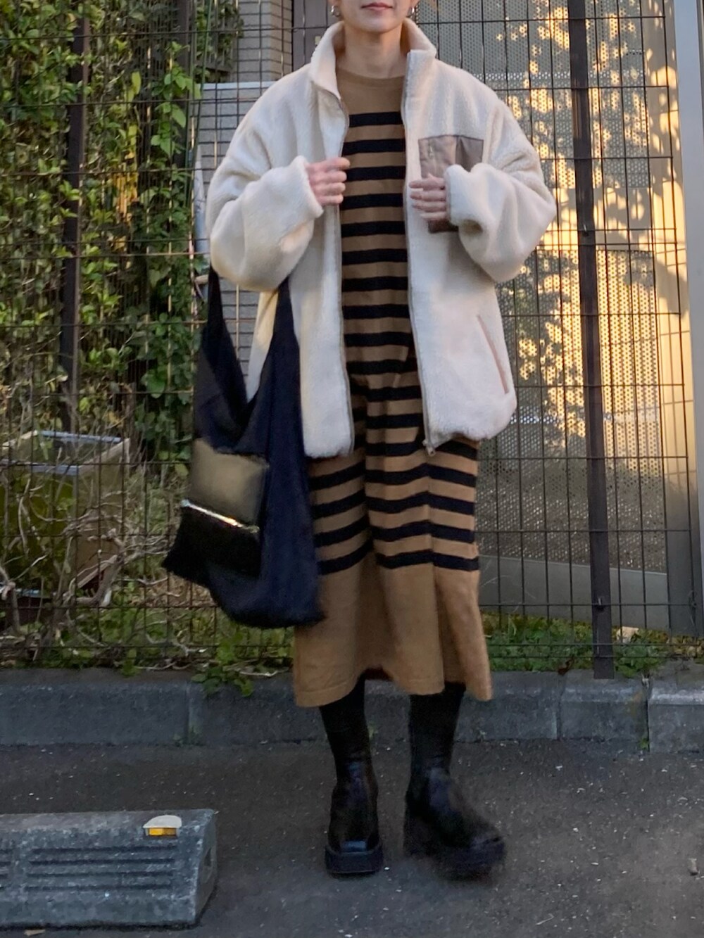「トートバッグ、ブーツ、ボーダー、ショートブーツ、冬コーデ、大人カジュアル、休日スタイル、プチプラ、ボアジャケット、ロングワンピース、シンプルコーデ、エコバッグ、ボアブルゾン」｜「U.S. POLO ASSN.のU.S. POLO ASSN./ユーエスポロアッスンポケット配色パイピング別注ボアジャケット（ブルゾン、ベージュ系）」を使った、ＫＲさん（レディース・159cm）の冬コーディネートの3枚目の写真