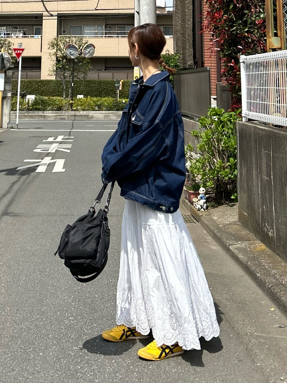 「春夏コーデ、春コーデ、シンプルコーデ、お出かけコーデ、きれいめカジュアル、プチプラ、デニム、デニムジャケット、ボーダー、ロングスカート、スニーカー、ショルダーバッグ、休日スタイル、ママコーデ」｜「AS KNOW AS plusの◎ビッグシルエットジャケット　セットアップ可能（デニムジャケット、ブルー系）」を使った、ＫＲさん（レディース・159cm）の春コーディネートの4枚目の写真