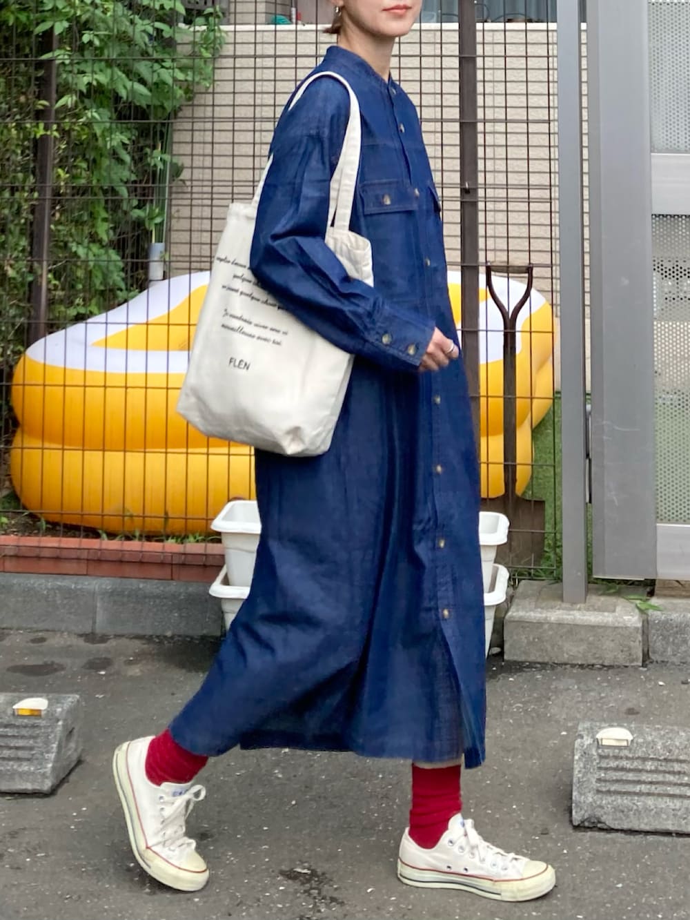 「シンプルコーデ、秋コーデ、秋服準備はじめました、休日スタイル、きれいめカジュアル、大人カジュアル、プチプラ、デニム、デニムジャケット、ロングワンピース、シャツワンピ、トートバッグ、カラーソックス、コンバース、Samansa Mos2 blue」｜「Samansa Mos2 blueの【ECO DENIM】ロングジャケット（デニムジャケット、ブルー系）」を使った、ＫＲさん（レディース・159cm）の夏コーディネートの4枚目の写真