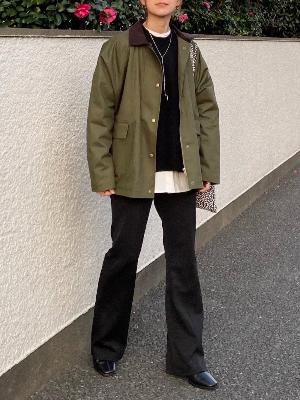 グリーン系のカバーオール、ブラック系のニット/セーター、ブラック系のその他パンツを着用したレディースの冬コーディネートの4枚目の写真