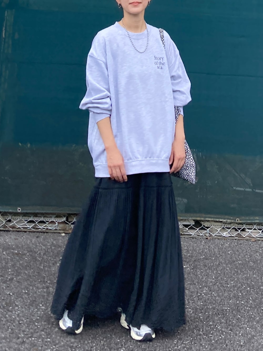「秋コーデ、秋服準備はじめました、シンプルコーデ、お出かけコーデ、モノトーン、きれいめカジュアル、休日スタイル、プチプラ、スウェット、ロングスカート、スニーカー、厚底シューズ、トートバッグ」｜「WEGOのWEGO/【23年秋冬新作】クルーネックスウェット【WEB限定】（スウェット、その他）」を使った、ＫＲさん（レディース・159cm）の秋コーディネートの4枚目の写真