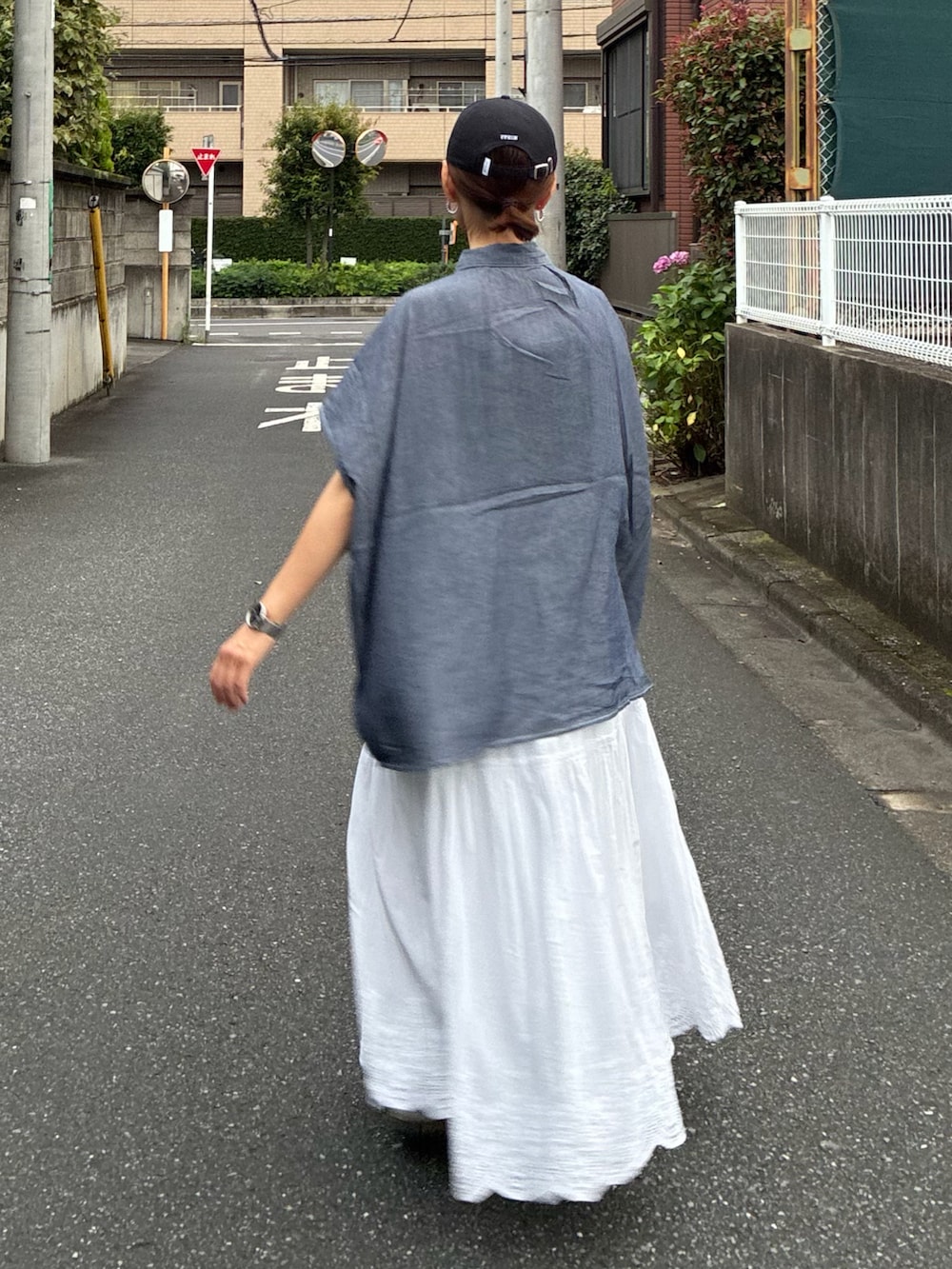 ブルー系のシャツ/ブラウス、その他のハンドバッグ、ホワイト系のスカートを着用したレディースの夏コーディネートの3枚目の写真