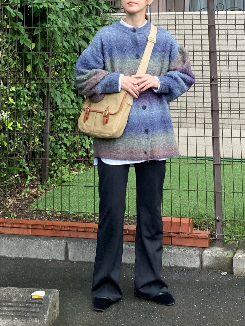 パープル系のカーディガン/ボレロ、ベージュ系のショルダーバッグ、ブラック系のその他パンツを着用したレディースの秋コーディネートの3枚目の写真