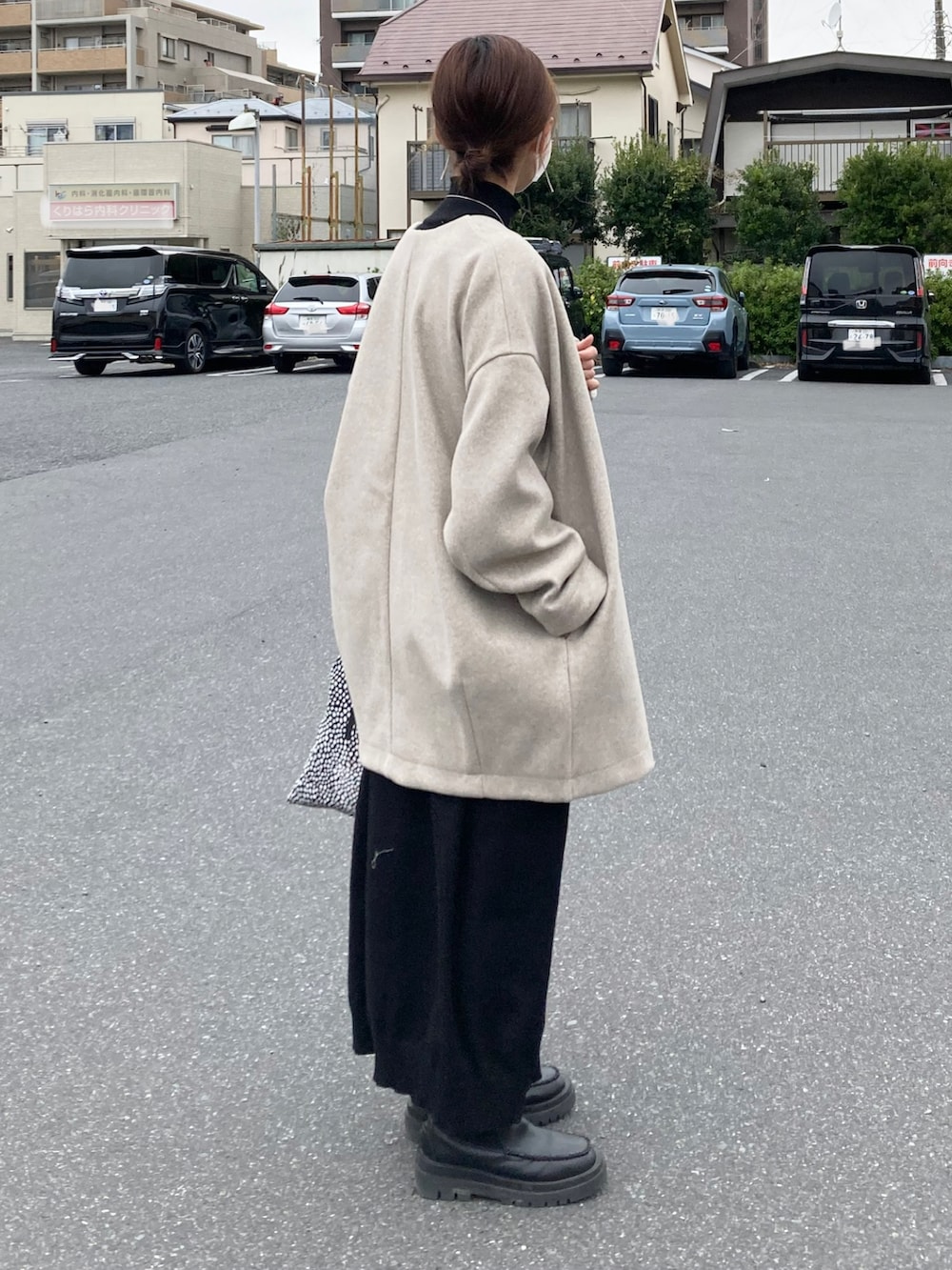 「シンプルコーデ、きれいめカジュアル、大人カジュアル、ママコーデ、タートルネック、ニットワンピース、ロングワンピース、ノーカラーコート、ベージュ、ショートブーツ、トートバッグ、プチプラ、マイベストコーデ2022、モノトーン、スクエアトゥ」｜「ANGIEの【2022年新色追加】ノーカラーミドルコクーンコート（ノーカラーコート、ベージュ系）」を使った、ＫＲさん（レディース・159cm）の冬コーディネートの3枚目の写真