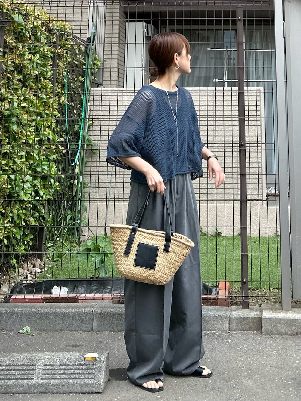 「シンプルコーデ、春夏コーデ、夏コーデ、シアートップス、メッシュ、リネン、きれいめカジュアル、大人カジュアル、プチプラ、ワイドパンツ、かごバッグ、トートバッグ、休日スタイル、サンダル」｜「select MOCAのリネンタッチメッシュニットトップス（ニット/セーター、ブルー系）」を使った、ＫＲさん（レディース・159cm）の春コーディネートの5枚目の写真
