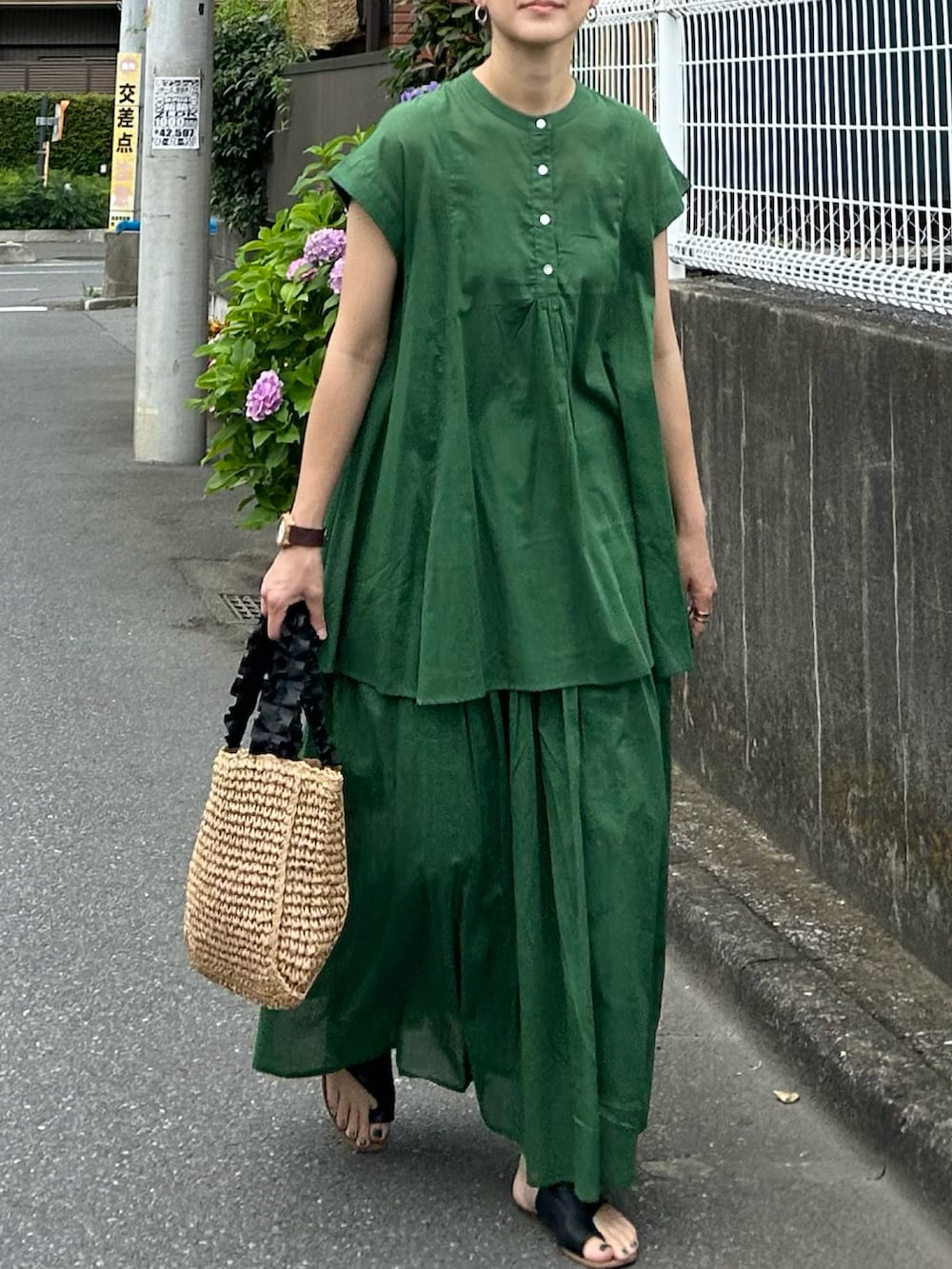 グリーン系のシャツ/ブラウス、グリーン系のスカート、ブラウン系のかごバッグを着用したレディースの夏コーディネートの4枚目の写真