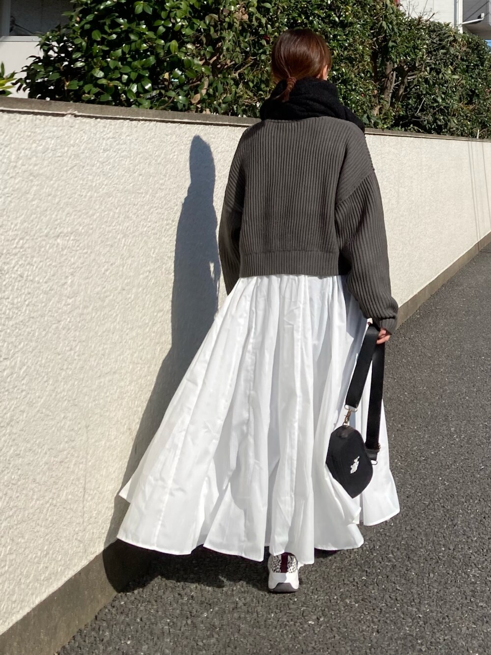 「スニーカー、グレー、ショルダーバッグ、モノトーン、レイヤードスタイル、スニーカーコーデ、休日スタイル、マフラーぐるぐる、プチプラ、シャツワンピ、厚底シューズ、きれいめカジュアル、ロングワンピース、ミニバッグ、ショート丈トップス」｜「U.S. POLO ASSN.のU.S. POLO ASSN./ユーエスポロアッスン 別注ワンポイント刺繍ショートニット（ニット/セーター、グレー系）」を使った、ＫＲさん（レディース・159cm）の秋コーディネートの4枚目の写真
