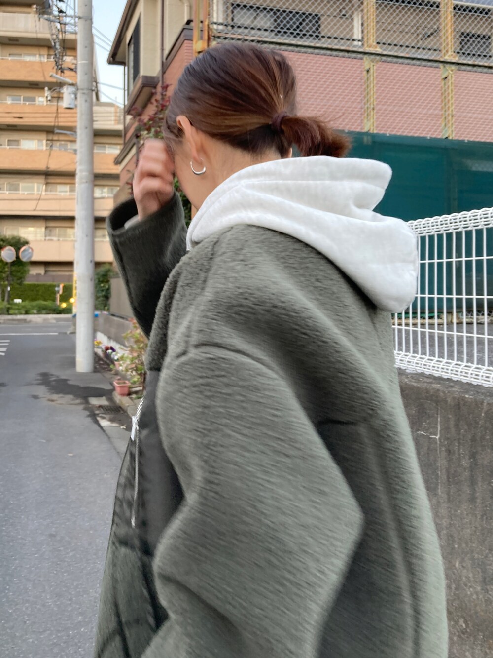 グリーン系のその他アウター、グレー系のパーカー、ブラック系のその他パンツを着用したレディースの冬コーディネートの4枚目の写真