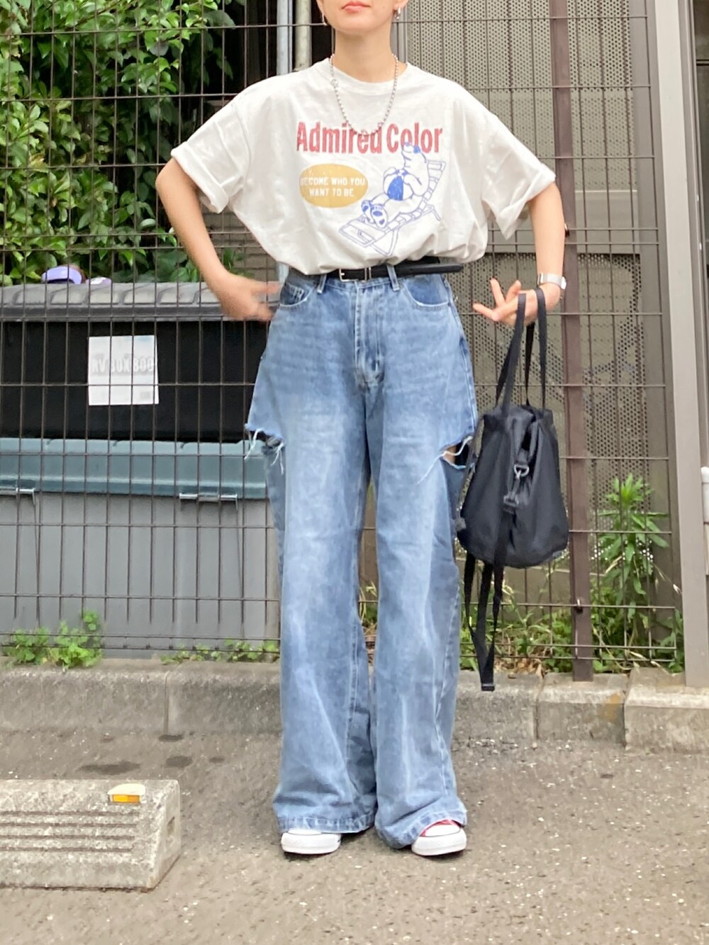 ベージュ系のTシャツ/カットソー、ブルー系のデニムパンツ、ブラック系のバッグを着用したレディースの夏コーディネートの2枚目の写真