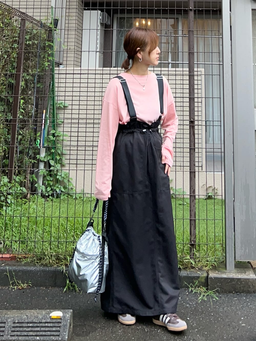 オレンジ系のTシャツ/カットソー、ブラック系のデニムジャケット、シルバー系のトートバッグを着用したレディースの秋コーディネートの4枚目の写真