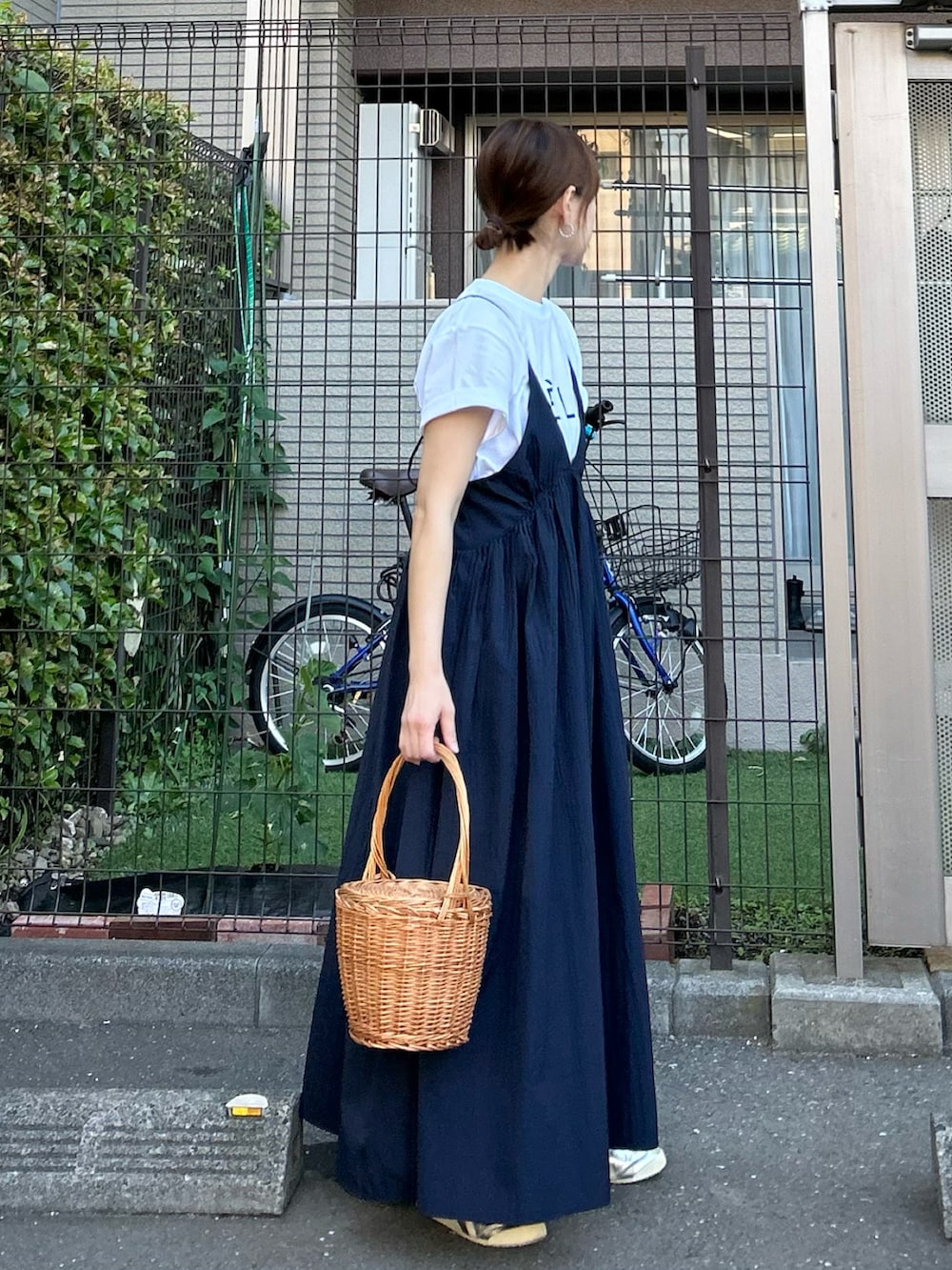 その他のTシャツ/カットソー、ブルー系のワンピースを着用したレディースの春コーディネートの3枚目の写真