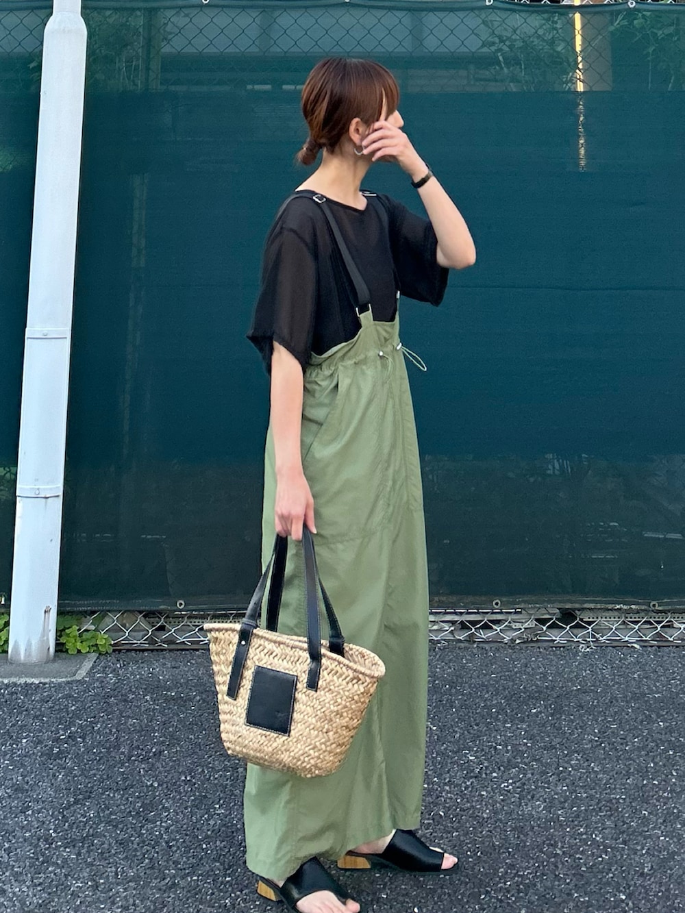 「春夏コーデ、夏コーデ、シンプルコーデ、お出かけコーデ、デートコーデ、レイヤードスタイル、休日スタイル、シアートップス、ブラウス、ロングスカート、サンダル、かごバッグ、トートバッグ、きれいめカジュアル、プチプラ」｜「select MOCA by sonの【サイズ展開あり】オーバーシア―トップス（シャツ/ブラウス、ブラック系）」を使った、ＫＲさん（レディース・159cm）の春コーディネートの2枚目の写真