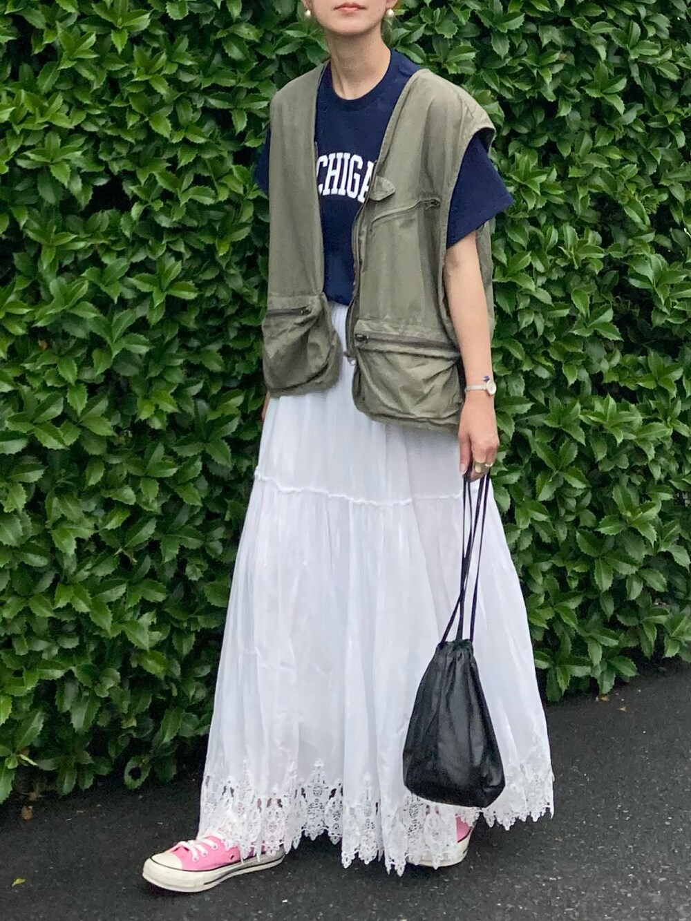 ブルー系のTシャツ/カットソー、グリーン系のベスト、ホワイト系のスカートを着用したレディースの夏コーディネートの2枚目の写真