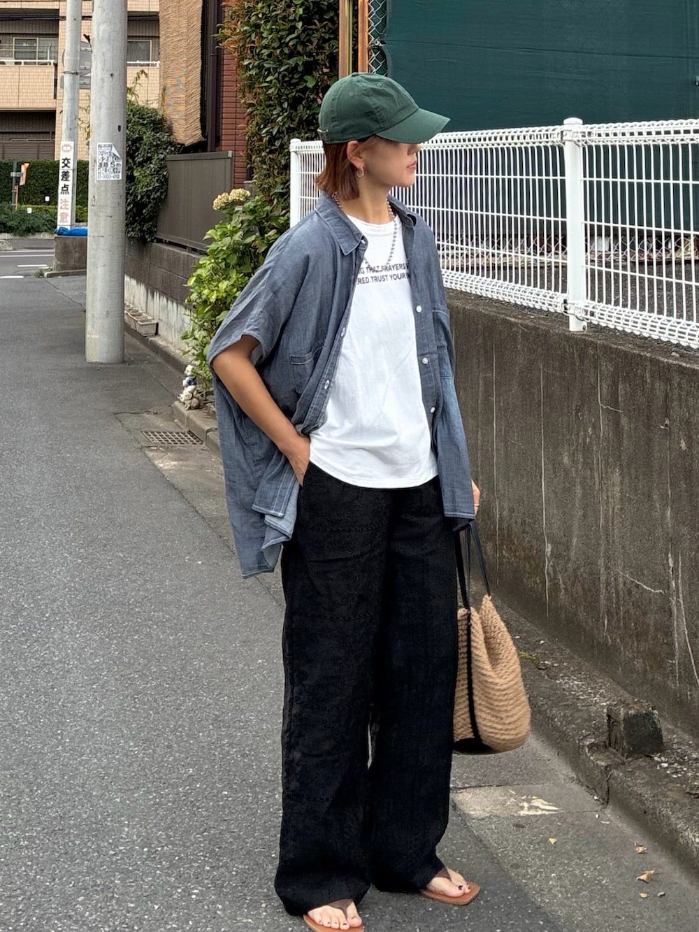 ブルー系のシャツ/ブラウス、ホワイト系のTシャツ/カットソー、ブラック系のその他パンツを着用したレディースの夏コーディネートの2枚目の写真