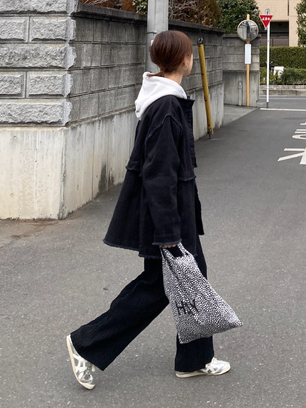 ブラック系のデニムジャケット、グレー系のパーカー、ブラック系のその他パンツを着用したレディースの冬コーディネートの4枚目の写真