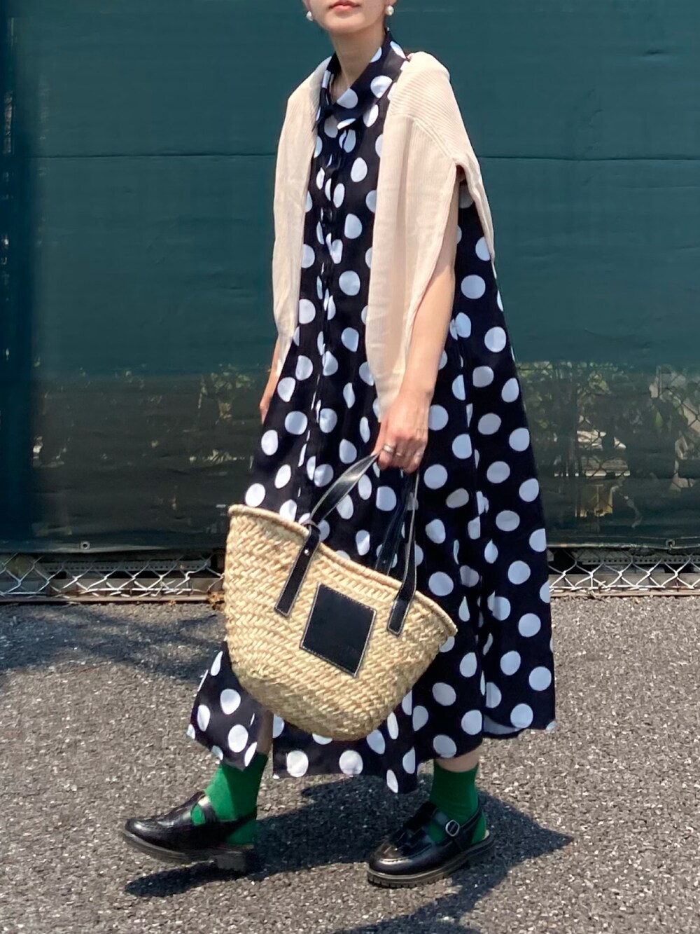 その他のシャツワンピース、ホワイト系のカーディガン/ボレロ、ブラック系のかごバッグを着用したレディースの夏コーディネートの2枚目の写真