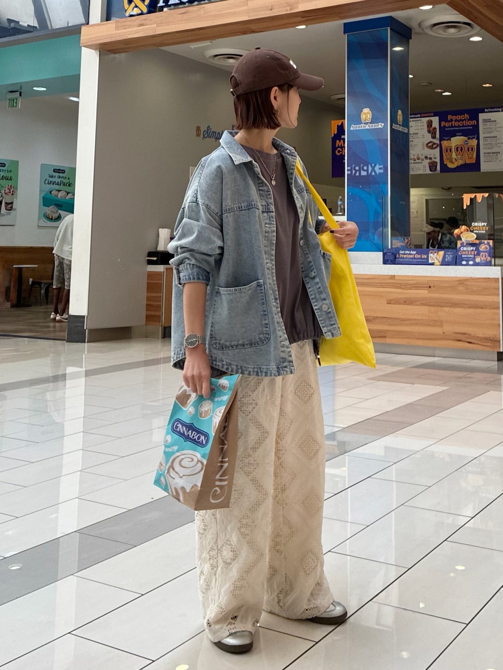 ブルー系のデニムジャケット、ホワイト系のその他パンツ、グレー系のTシャツ/カットソーを着用したレディースの秋コーディネートの3枚目の写真