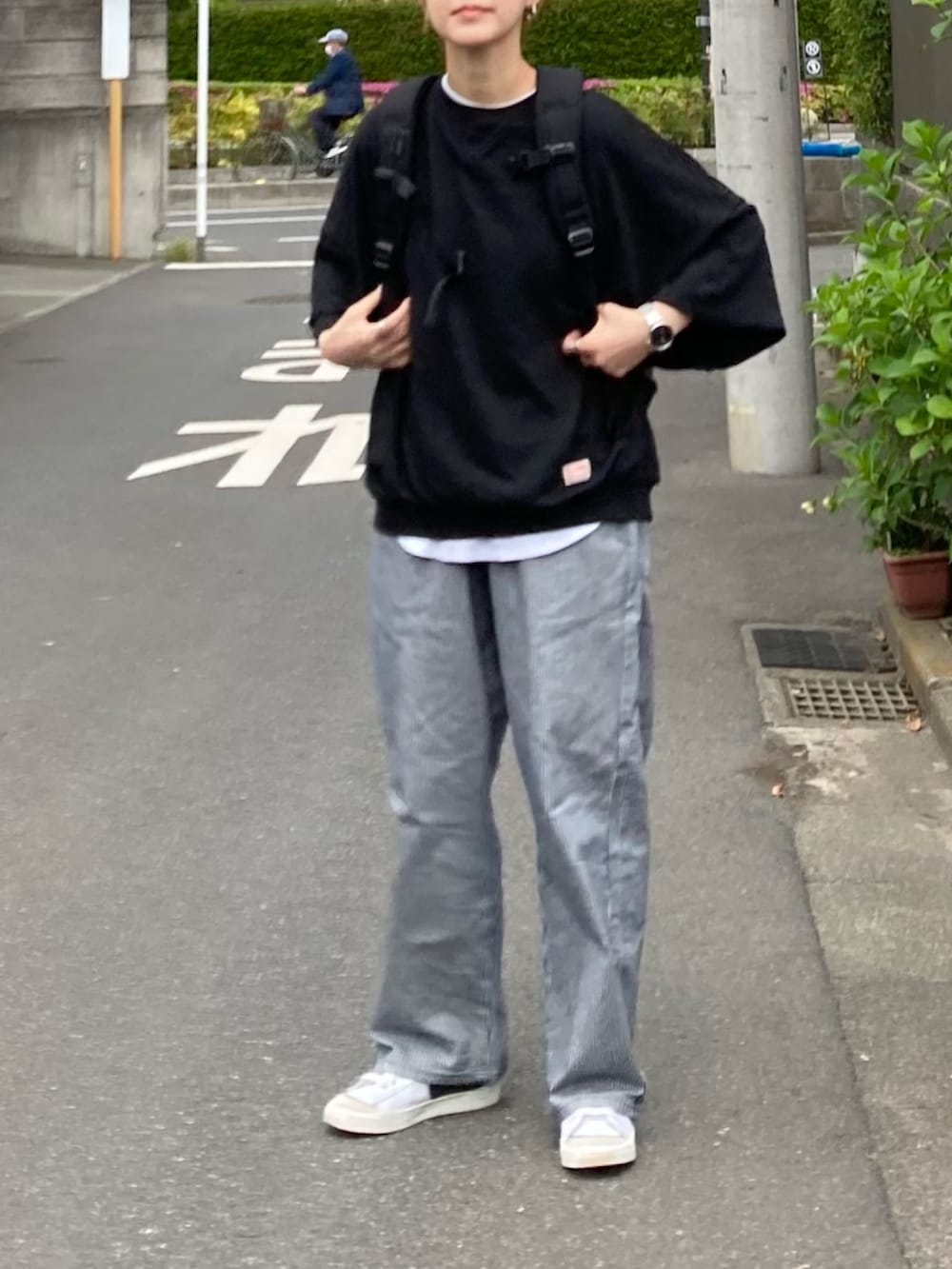 ブラック系のバックパック/リュック、ブラック系のスウェット、その他のその他パンツを着用したレディースの春コーディネートの3枚目の写真