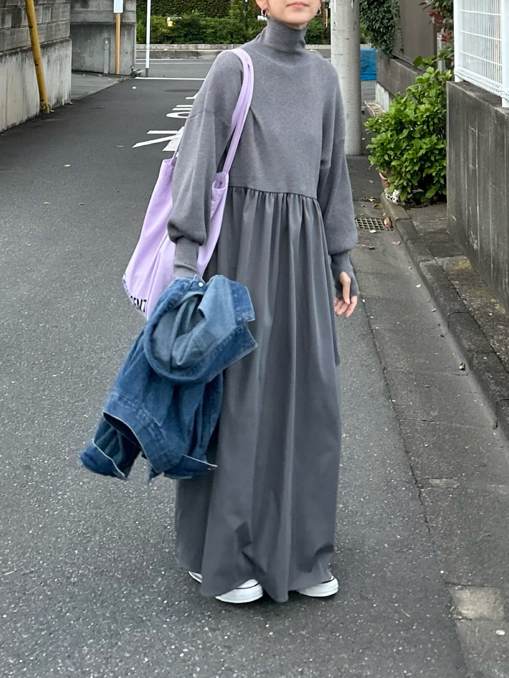 「秋冬コーデ、ニット、タートルネック、ワンピース、ロングワンピース、きれいめカジュアル、プチプラ、シンプルコーデ、お出かけコーデ、休日スタイル、トートバッグ、スニーカー、コンバース」｜「CORNERS by KRの【CORNERS by KR】指穴付きハイネックドッキングワンピース（ワンピース、グレー系）」を使った、ＫＲさん（レディース・159cm）の秋コーディネートの4枚目の写真