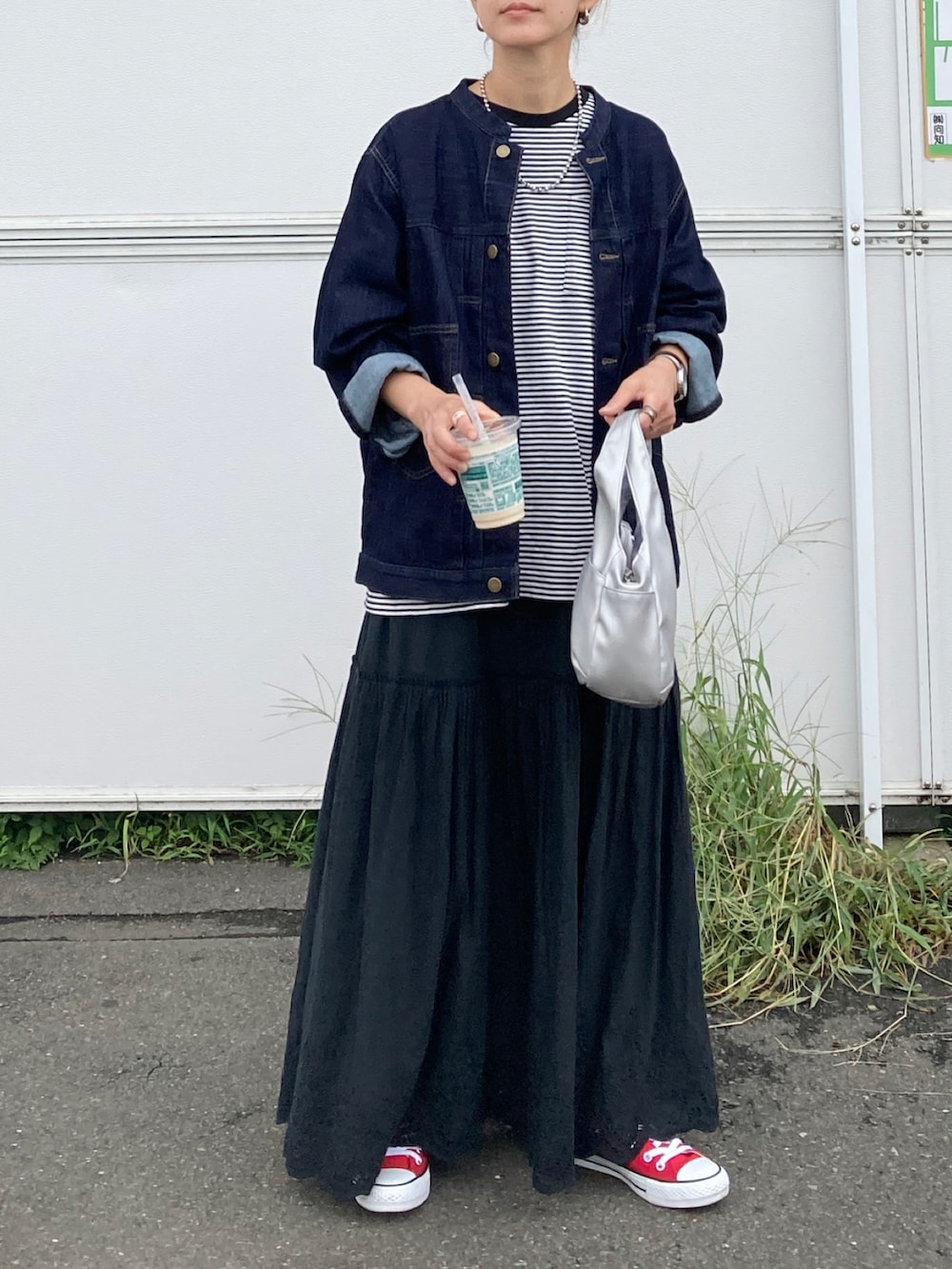 「秋服まるっと大公開、秋コーデ、シンプルコーデ、お出かけコーデ、プチプラ、きれいめカジュアル、休日スタイル、デニム、デニムジャケット、ジャケットスタイル、ボーダー、ロングスカート、コンバース、スニーカー、ハンドバッグ」｜「LBCのLBCデニムノーカラージャケット（デニムジャケット、ブルー系）」を使った、ＫＲさん（レディース・159cm）の秋コーディネートの2枚目の写真