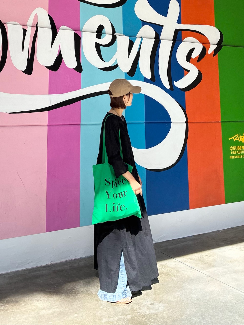 ブラック系のワンピースを着用したレディースの春コーディネートの4枚目の写真