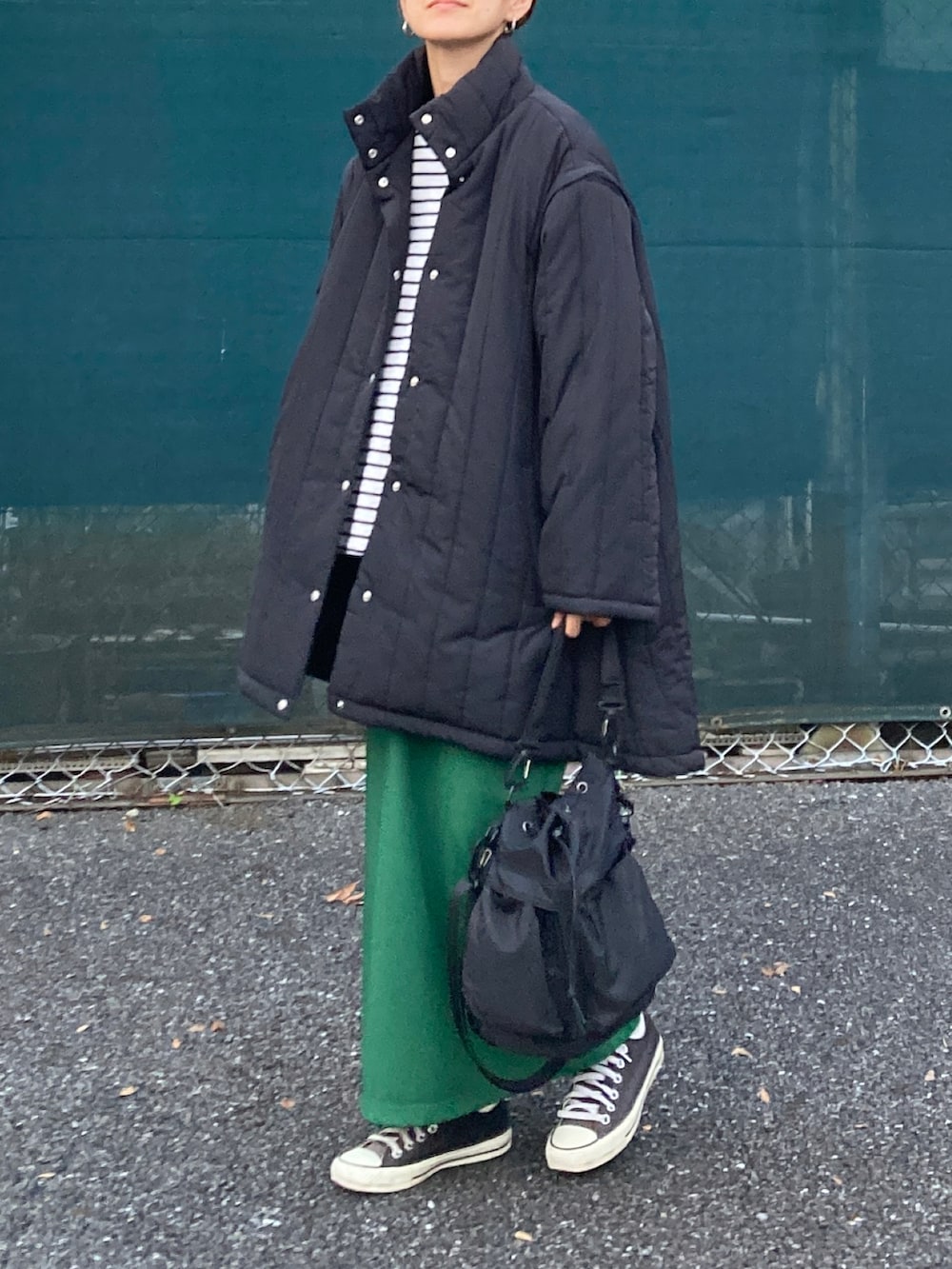 ブラック系のブルゾン、ブラック系のTシャツ/カットソー、ブラック系のショルダーバッグを着用したレディースの秋コーディネートの3枚目の写真