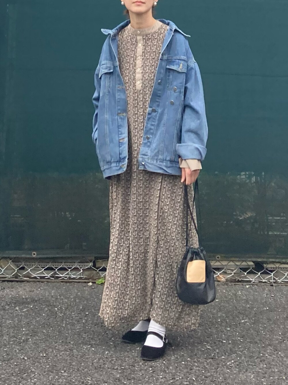 その他のワンピース、ブルー系のデニムジャケット、ブラック系のハンドバッグを着用したレディースの春コーディネートの2枚目の写真