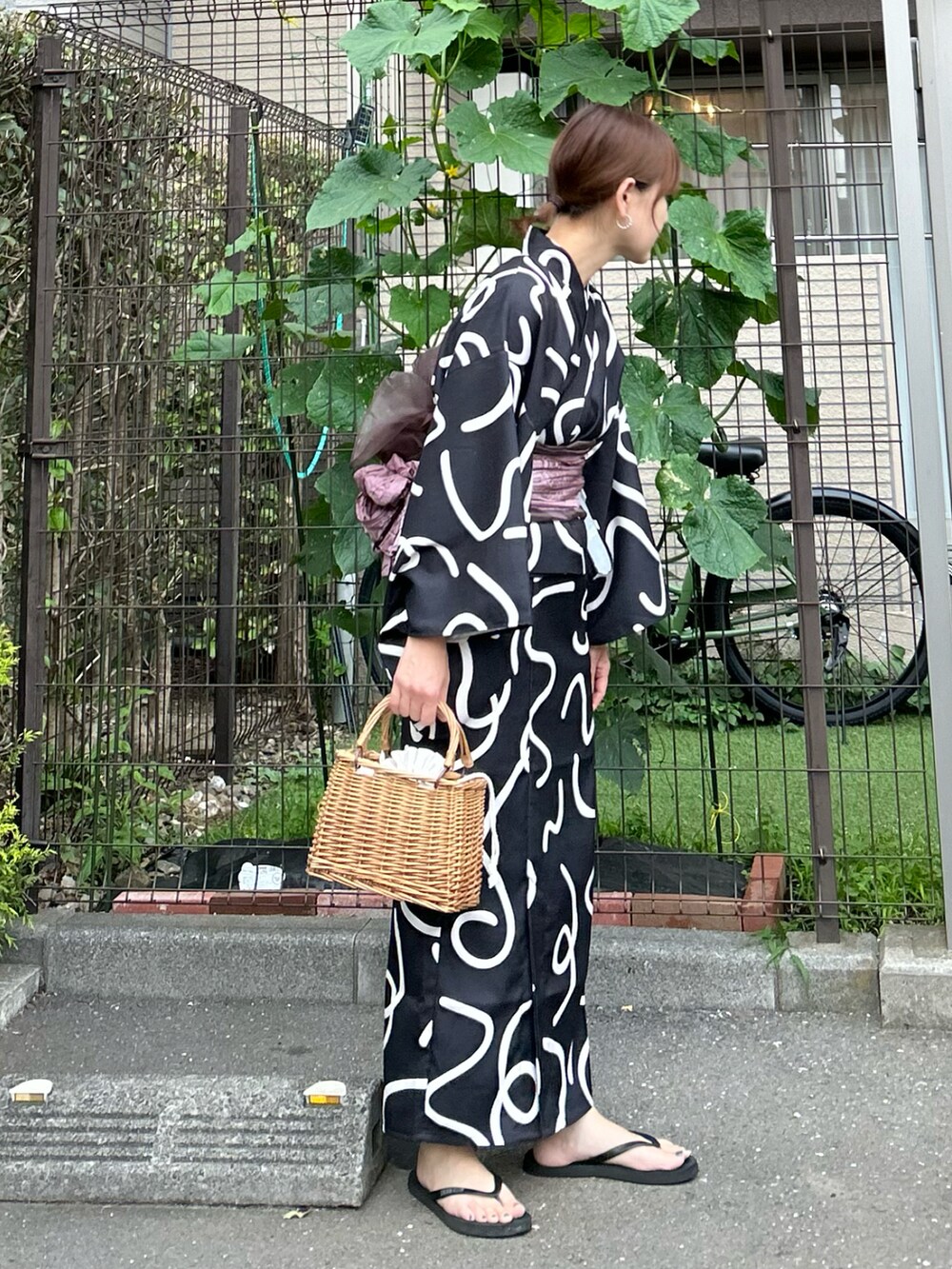ブラック系の浴衣を着用したレディースの夏コーディネートの2枚目の写真