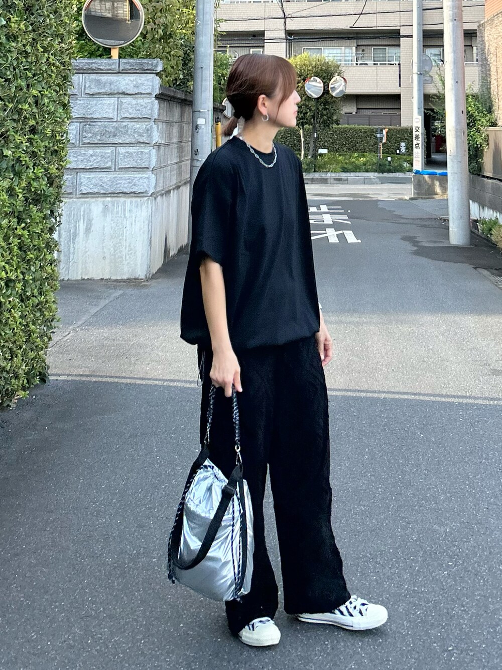 ブラック系のTシャツ/カットソー、ブラック系のその他パンツ、シルバー系のトートバッグを着用したレディースの秋コーディネートの3枚目の写真