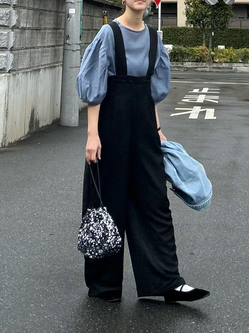 「春のおしゃ見えテクニック、春コーデ、春服みてみて、春色、シンプルコーデ、お出かけコーデ、休日スタイル、きれいめカジュアル、オフィスカジュアル、大人カジュアル、パステルカラー、シアートップス、サロペット、巾着バッグ、スパンコール」｜「select MOCA by sonのシアーボリュームスリーブトップス（シャツ/ブラウス、ブルー系）」を使った、ＫＲさん（レディース・159cm）の春コーディネートの5枚目の写真
