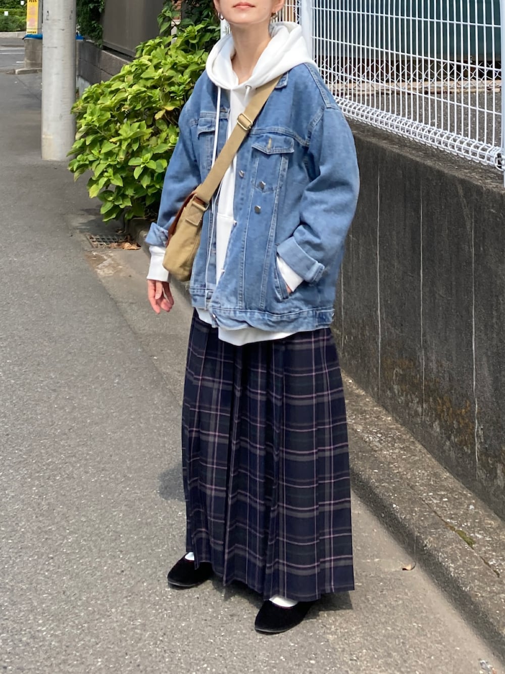 ホワイト系のパーカー、ブルー系のデニムジャケット、ブルー系のスカートを着用したレディースの秋コーディネートの4枚目の写真