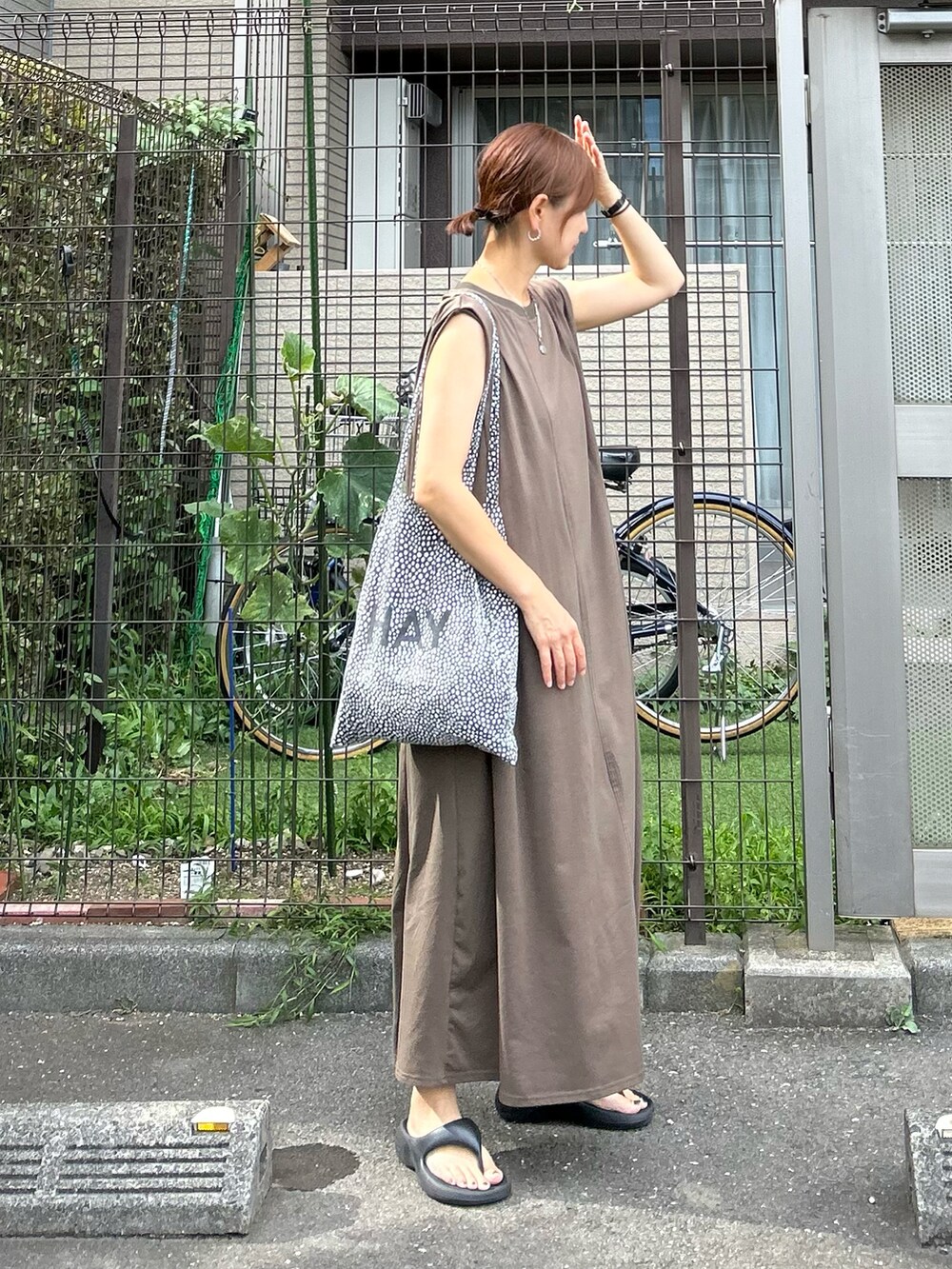 グリーン系のワンピースを着用したレディースの夏コーディネートの3枚目の写真