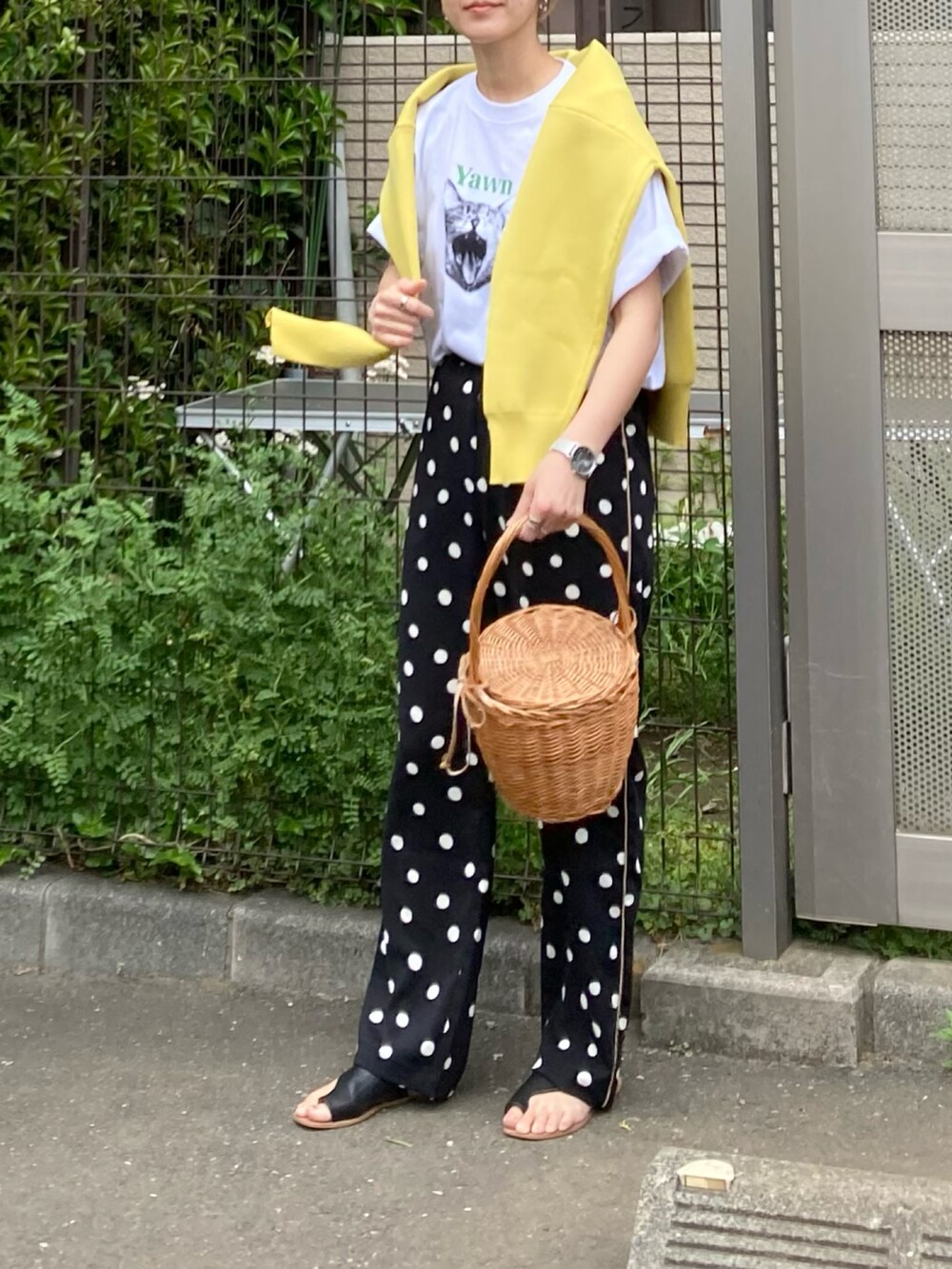 ホワイト系のTシャツ/カットソー、イエロー系のカーディガン/ボレロ、その他のその他パンツを着用したレディースの春コーディネートの2枚目の写真