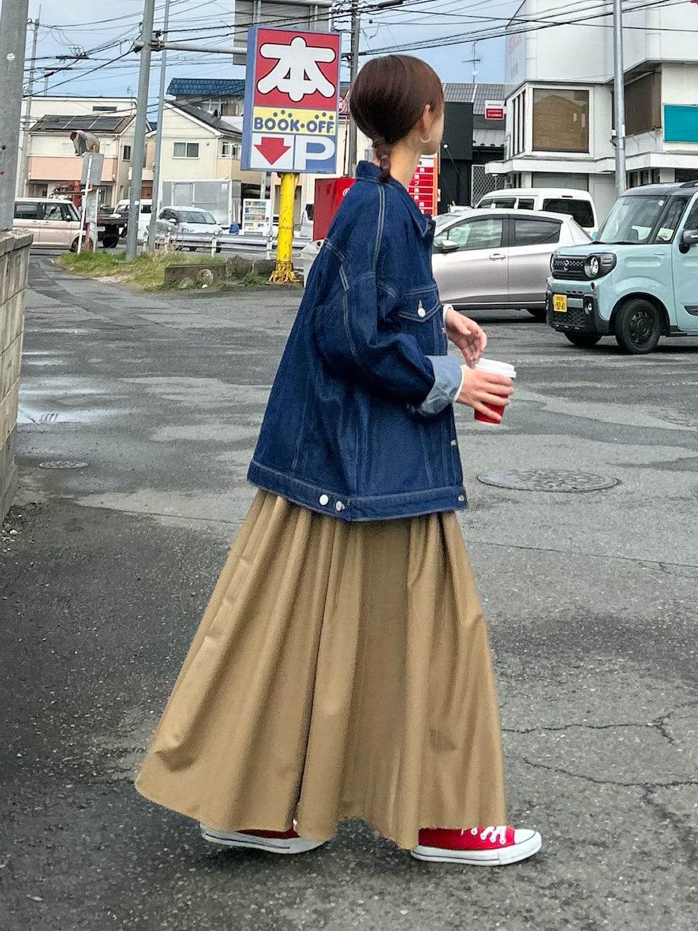 「春のおしゃ見えテクニック、春コーデ、春アウター、シンプルコーデ、お出かけコーデ、プチプラ、デニム、ロングスカート、きれいめカジュアル、大人カジュアル、休日スタイル、スニーカー、コンバース、春色」｜「AS KNOW AS plusの◎ビッグシルエットジャケット　セットアップ可能（デニムジャケット、ブルー系）」を使った、ＫＲさん（レディース・159cm）の春コーディネートの2枚目の写真