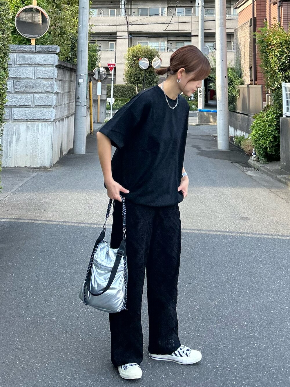 ブラック系のTシャツ/カットソー、ブラック系のその他パンツ、シルバー系のトートバッグを着用したレディースの秋コーディネートの2枚目の写真