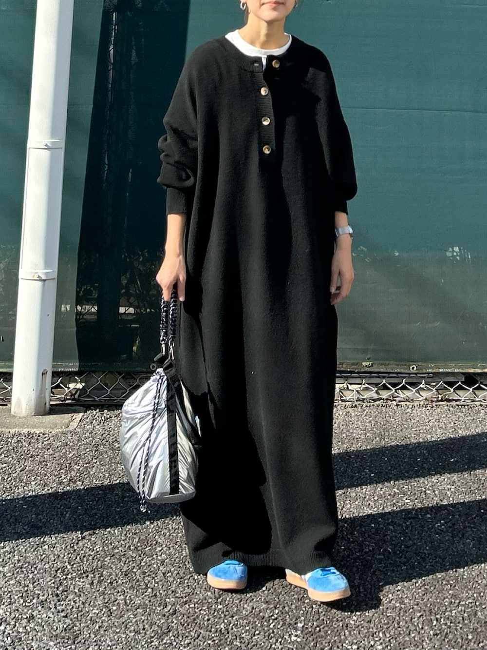 「ニット、モノトーン、きれいめカジュアル、ヘンリーネック、プチプラ、ショルダーバッグ、メタリック、スニーカー、お出かけコーデ、秋コーデ、ニットワンピース、ワンピース、休日スタイル、レイヤードスタイル」｜「notch.の【 notch. by KR 】ヘンリーネックニットワンピース（ワンピース、ブラック系）」を使った、ＫＲさん（レディース・159cm）の秋コーディネートの4枚目の写真