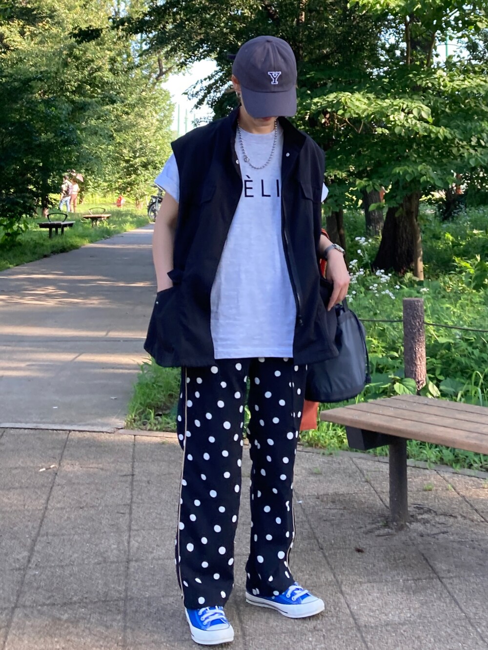 その他のTシャツ/カットソー、ブラック系のベスト、その他のその他パンツを着用したレディースの夏コーディネートの2枚目の写真