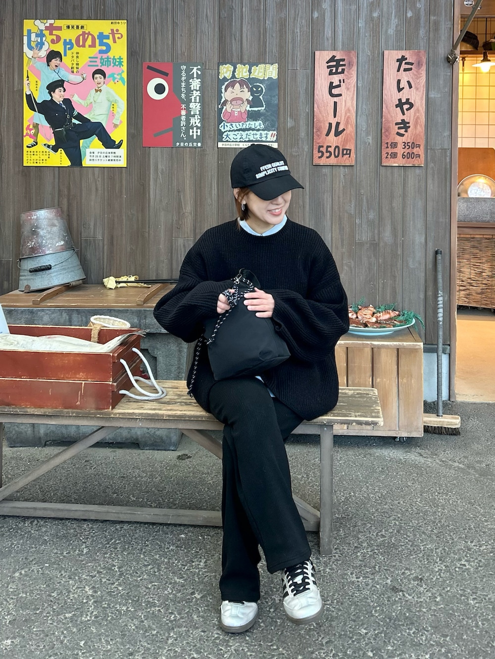 ブラック系のニット/セーター、ブラック系のその他パンツ、ブラック系のトートバッグを着用したレディースの冬コーディネートの4枚目の写真