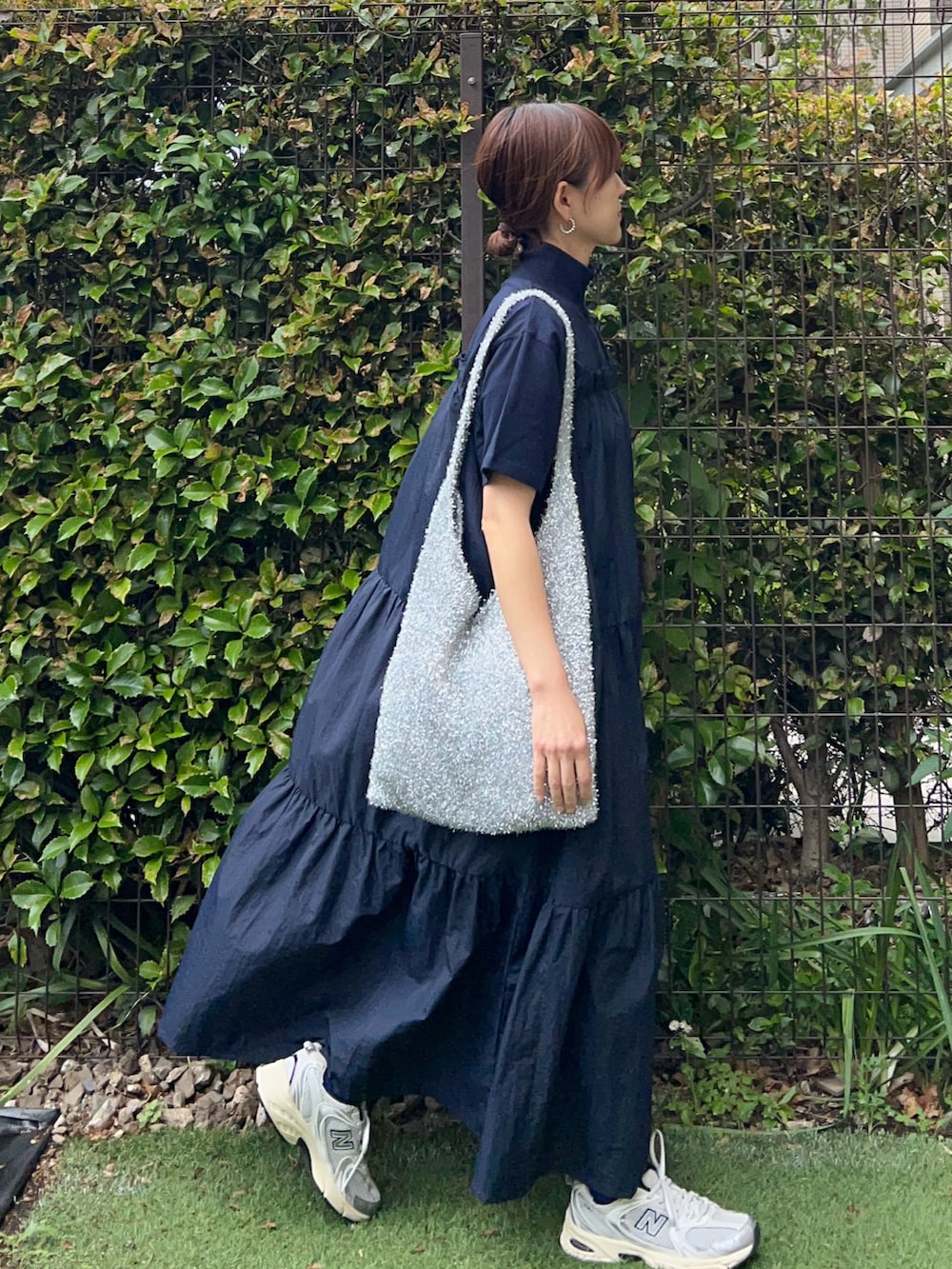 「春夏コーデ、夏コーデ、シンプルコーデ、きれいめカジュアル、休日スタイル、ワンピース、ハーフジップ、ティアードスカート、ショルダーバッグ、カラーソックス、スニーカー、デートコーデ、プチプラ」｜「forksy.の【forksy.】ハーフジップドッキングティアード半袖ワンピース（ワンピース、ブルー系）」を使った、ＫＲさん（レディース・159cm）の春コーディネートの3枚目の写真