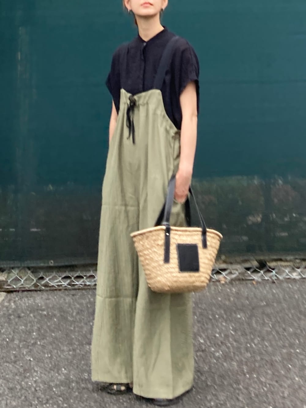 ブラック系のシャツ/ブラウス、グリーン系のサロペット/オーバーオール、ブラック系のかごバッグを着用したレディースの夏コーディネートの4枚目の写真