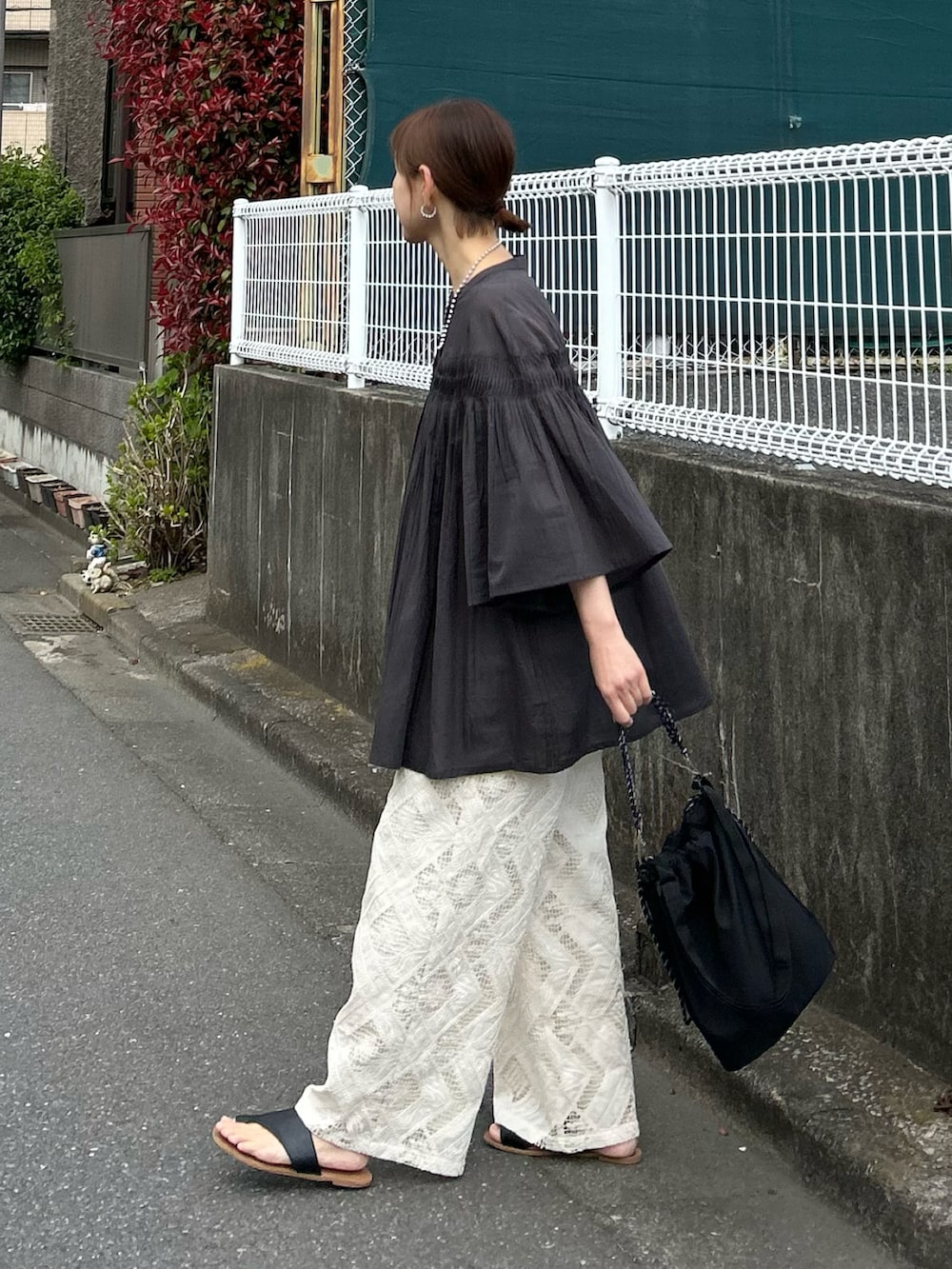 「夏ルックで気分アップ、夏コーデ、シンプルコーデ、お出かけコーデ、休日スタイル、シャツスタイル、シアートップス、ブラウス、レースパンツ、きれいめカジュアル、プチプラ、モノトーン、サンダル、ショルダーバッグ」｜「notch.の【 notch. by KR 】ピンタックフレアブラウス（シャツ/ブラウス、グレー系）」を使った、ＫＲさん（レディース・159cm）の夏コーディネートの5枚目の写真