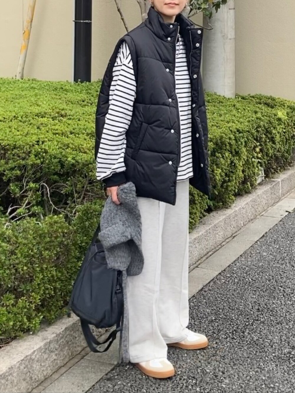 「秋服まるっと大公開、秋コーデ、シンプルコーデ、レイヤードスタイル、休日スタイル、アウトドアスタイル、ストリート、プチプラ、ベスト、ダウンベスト、ボーダー、スウェットパンツ、ニット帽、スニーカー、スポーツミックス」｜「notch.の【 notch. by KR 】パデッドベスト（ダウンベスト、ブラック系）」を使った、ＫＲさん（レディース・159cm）の秋コーディネートの2枚目の写真
