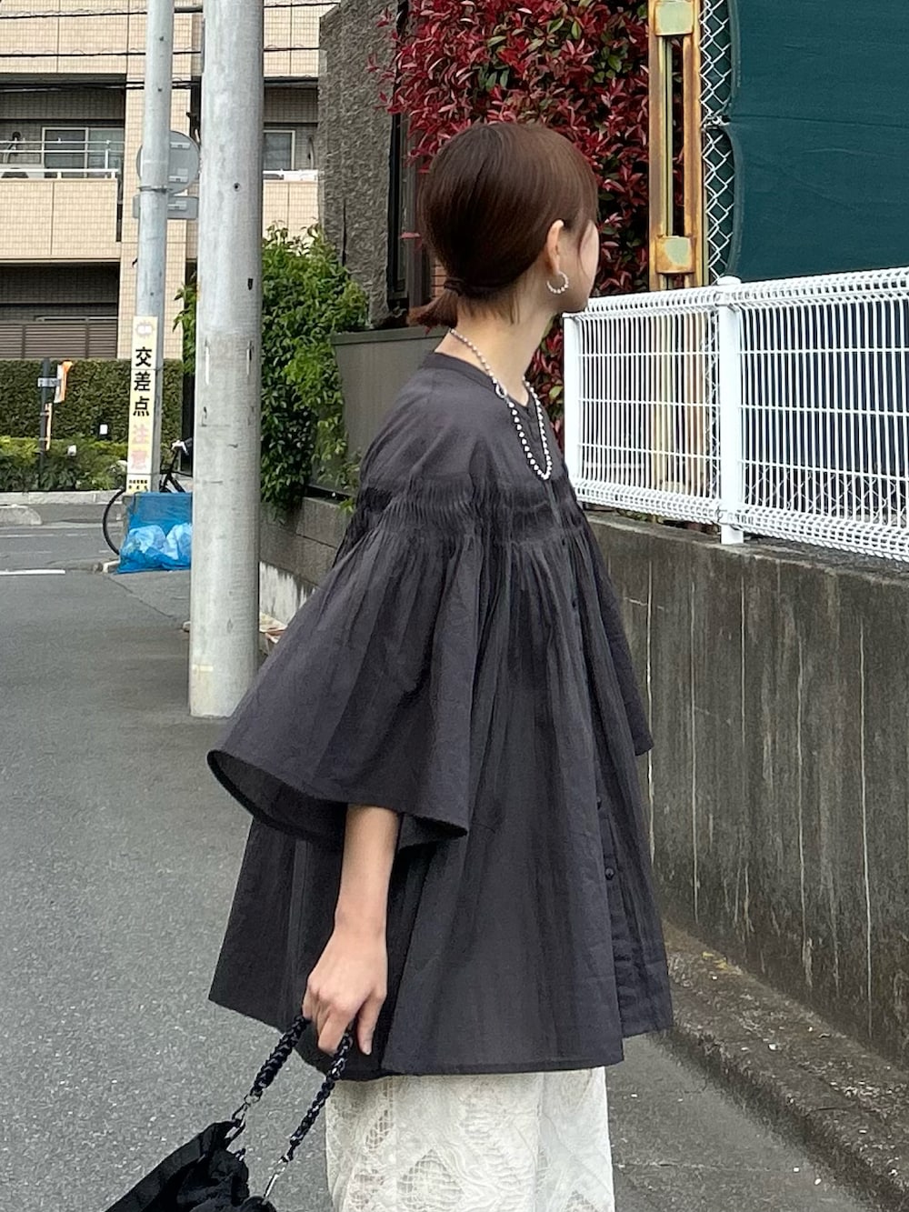 「夏ルックで気分アップ、夏コーデ、シンプルコーデ、お出かけコーデ、休日スタイル、シャツスタイル、シアートップス、ブラウス、レースパンツ、きれいめカジュアル、プチプラ、モノトーン、サンダル、ショルダーバッグ」｜「notch.の【 notch. by KR 】ピンタックフレアブラウス（シャツ/ブラウス、グレー系）」を使った、ＫＲさん（レディース・159cm）の夏コーディネートの3枚目の写真