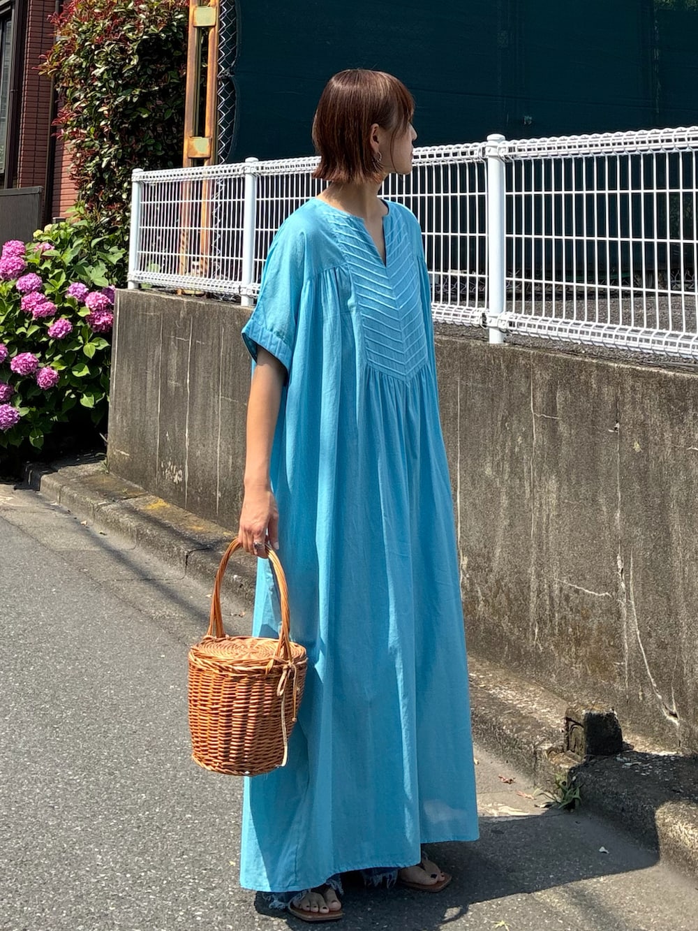 ブルー系のワンピース、ブルー系のデニムパンツを着用したレディースの夏コーディネートの2枚目の写真