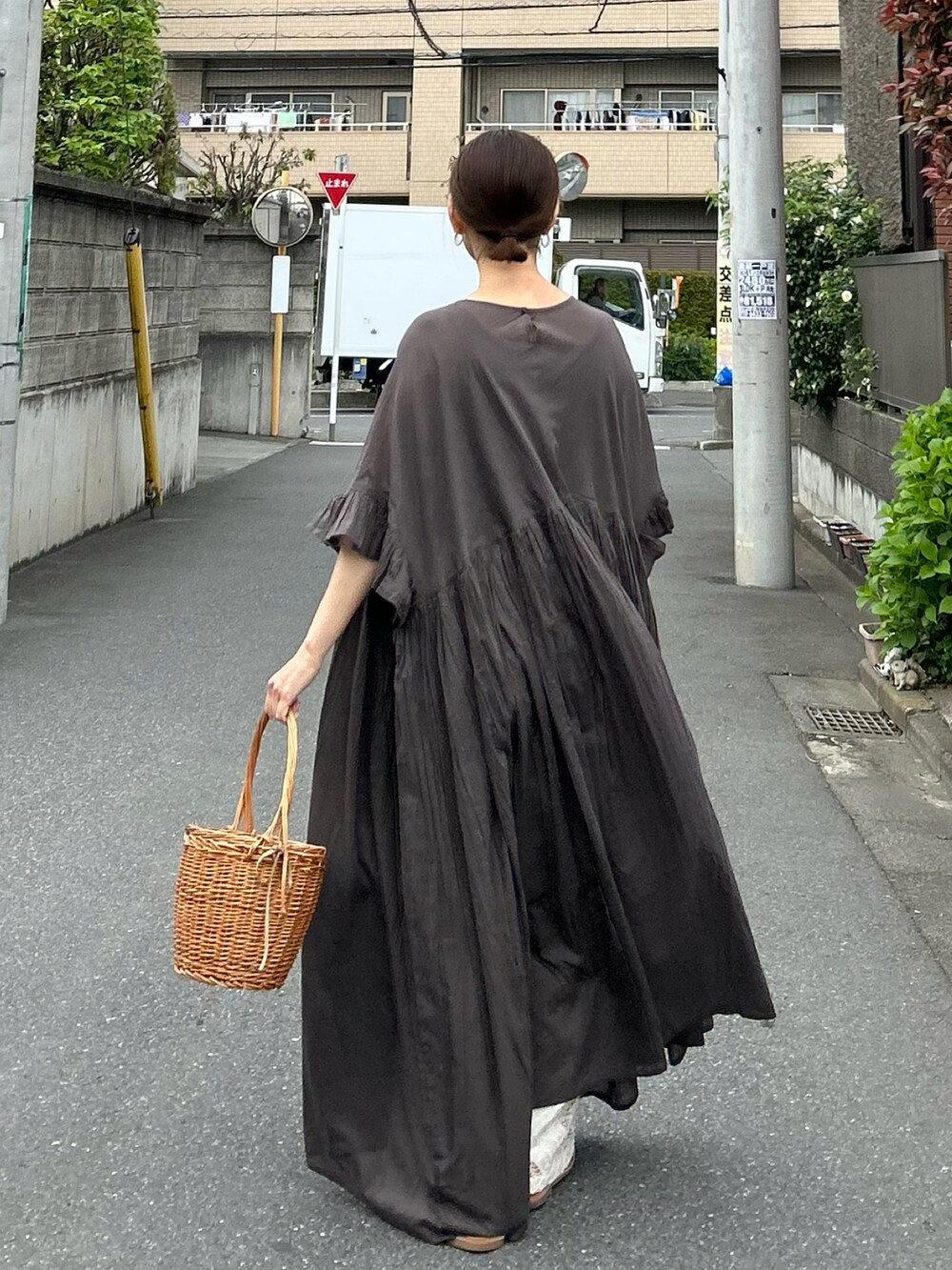 ブラウン系のワンピース、ホワイト系のその他パンツを着用したレディースの春コーディネートの4枚目の写真