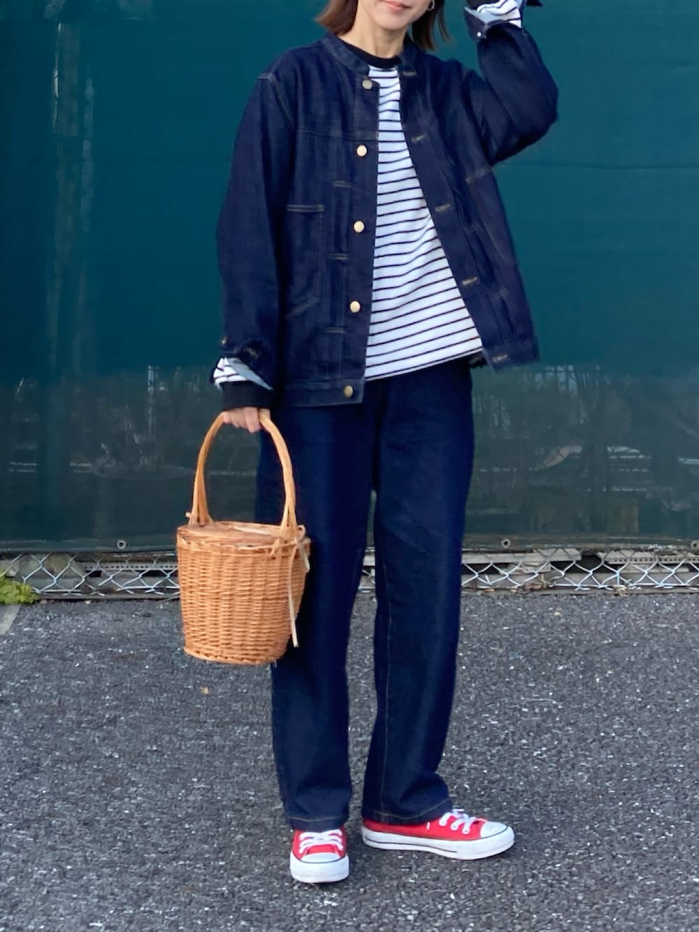 ブルー系のデニムジャケット、ブルー系のデニムパンツ、ブラック系のTシャツ/カットソーを着用したレディースの冬コーディネートの3枚目の写真